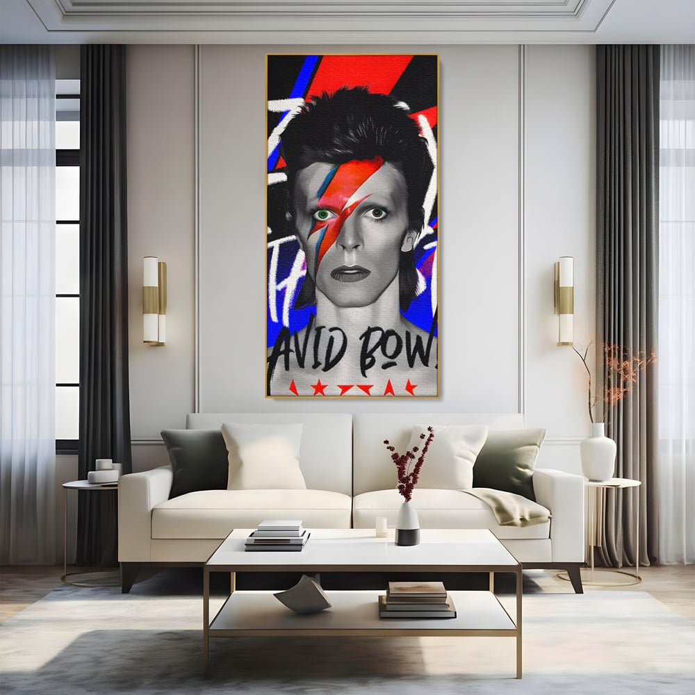 Tablou canvas cu tablou portret david bowie cu fulger, in rama de aluminiu auriu, pe perete intr-un living